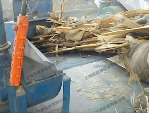玉米秸秆使用玉米秸秆粉碎机粉碎处理过程